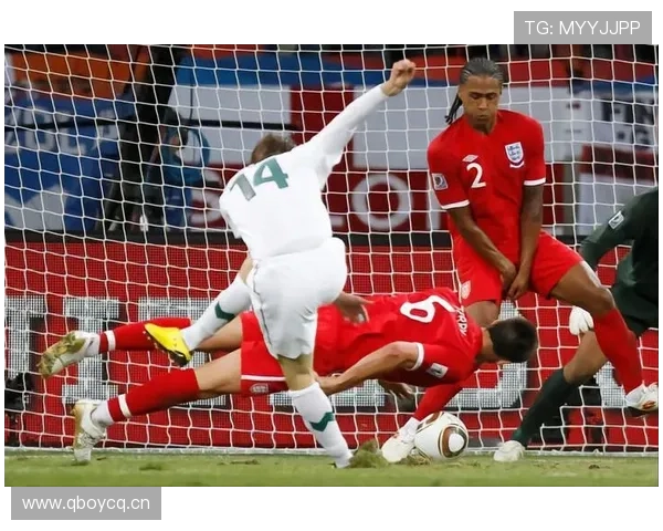 手臂自然位置判罚标准如何影响足球手球判定？