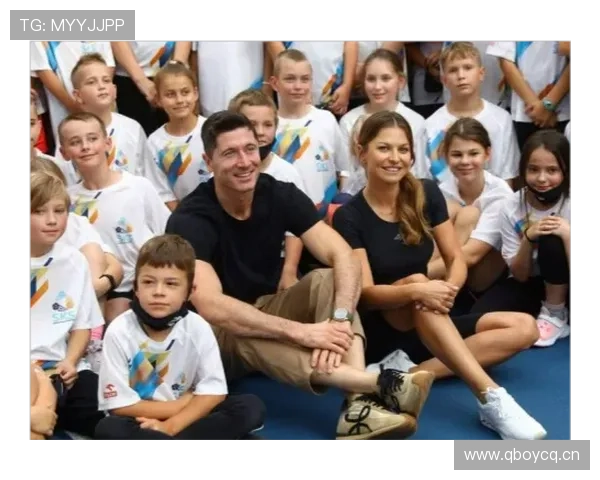 刷到莱万多夫斯基出门随手拎的那只包，我的午饭预算立刻瘫掉