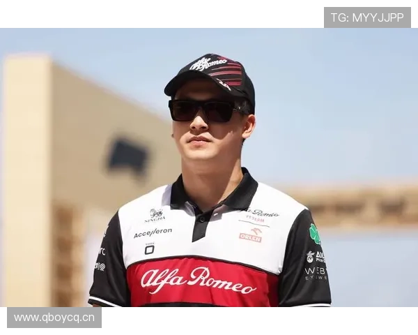 周冠宇赛道上光芒四射，朋友圈那张家里白衬衫配拖鞋的照片把我笑抽了