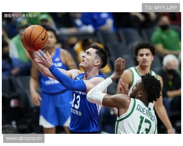 杨千霖这日常跟赛场两副脸，看他穿西装我差点没认出来